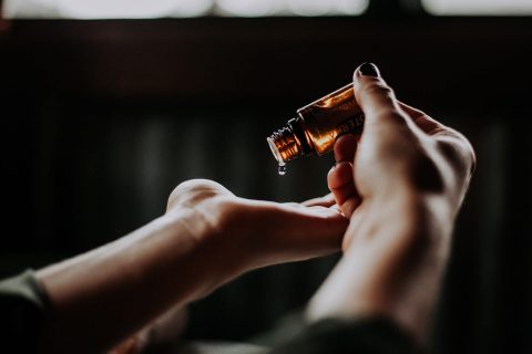 Massage Öl auf Hand